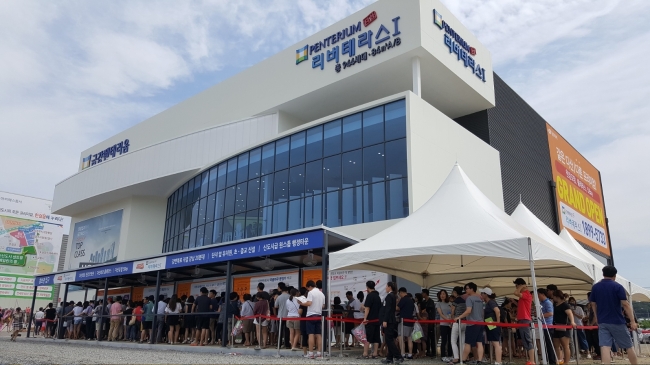동탄2신도시 호수공원 입지와 다산신도시 지금지구 내 분양이 본격화한 가운데, 19~21일 견본주택에는 폭염을 잊은 청약 예정 인파가 몰려들었다. 사진은 다산 지금지구 내 한 견본주택의 대기행렬의 모습.   [제공=금강주택]
