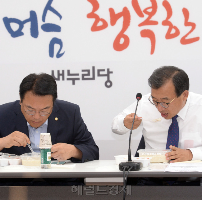 　이정현(오른쪽) 새누리당 대표와 정진석 원내대표가 22일 오전 서울 여의도 국회에서 열린 새누리당 최고위원회의에 참석해 회의 시작 전 아침식사로 나온 죽을 먹고 있다. 안훈 기자/rosedale@heraldcorp.com