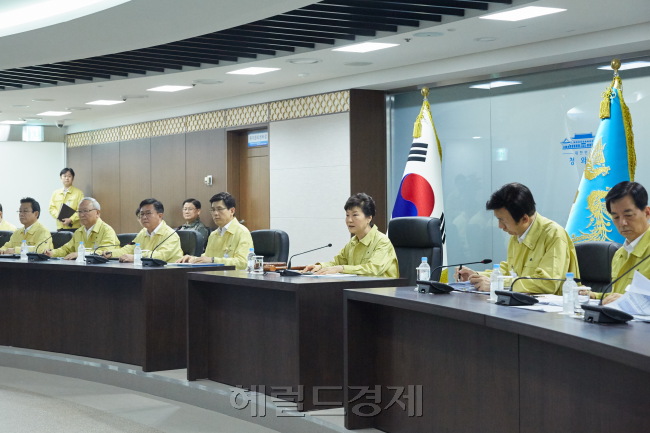 [사진설명= 박근혜 대통령은 22일 을지연습 첫날을 맞아 청와대 ‘지하벙커’인 국가위기관리상황실에서 을지 국가안전보장회의(NSC)를 주재했다. 사진은 박 대통령이 지난해 을지NSC를 주재한 모습.]