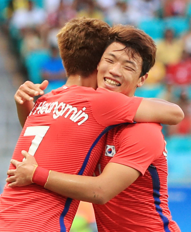 한국축구대표 황희찬이 7일 오후(현지시간) 2016년 리우올림픽 남자축구 C조 독일전이 열린 브라질 바이아 주 사우바도르 Fonte Nova Arena(아레나 폰치노바)에서 오른 발 슛팅으로 선제골을 성공 시키고 손흥민과 환호하고 있다./2016.8.07/ 사우바도르=올림픽사진공동취재단 I/
한국축구대표 황희찬이 7일 오후(현지시간) 2016년 리우올림픽 남자축구 C조 독일전이 열린 브라질 바이아 주 사우바도르 Fonte Nova Arena(아레나 폰치노바)에서 오른 발 슛팅으로 선제골을 성공 시키고 손흥민과 환호하고 있다./2016.8.07/ 사우바도르=올림픽사진공동취재단 I/
