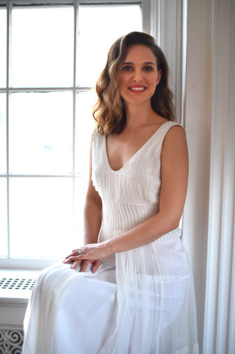 Natalie Portman poses for a portrait in Los Angeles to promote her film, “A Tale of Love and Darkness.” (AP-Yonhap)