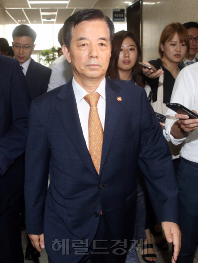 [사진설명= 한민구 국방부장관이 22일 오후 서울 여의도 국회를 찾아 새누리당 이정현 대표를 만나기 위해 당 대표실로 향하고 있다./ 안훈 기자 rosedale@heraldcorp.com]