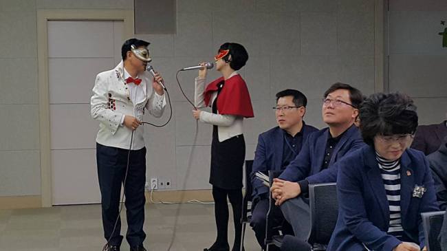 지난 3월8일 수원시청 회의실에 깜짝 등장한 복면가왕. 김동근 수원시제1부시장(왼쪽)과 최선영주무관이 노래를 불렀다.
지난 3월8일 수원시청 회의실에 깜짝 등장한 복면가왕. 김동근 수원시제1부시장(왼쪽)과 최선영주무관이 노래를 불렀다.