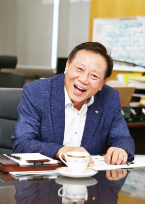 차성수 서울 금천구 구청장은 동주민센터를 중심으로 권한을 강화, 동단위 ‘마을민주주의’ 기반을 다지겠다고 밝혔다.