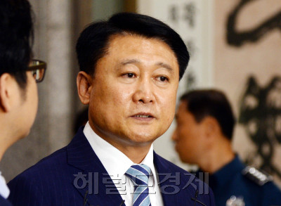 [사진설명= 23일 강신명 현 경찰청장이 이임식을 치르면서 경찰청장 후보자이기도 한 이철성 차장이 직무대행을 맡게 됐다. 그러나 음주 사고 후 경찰관 신분을 속여 내부 징계를 피했다는 의혹을 받는 이 후보자가 적극적인 리더십으로 경찰 조직을 이끌기는 쉽지 않다는 의견이 지배적이다. 박현구 기자/phko@heraldcorp.com ]