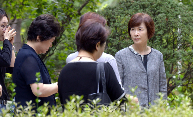 23일 최경희 이대총장이  학생과의 대화를 위해  이틀째 본관 서쪽 천막집회장을 나서고 있다.정희조 기자/checho@heraldcorop.com