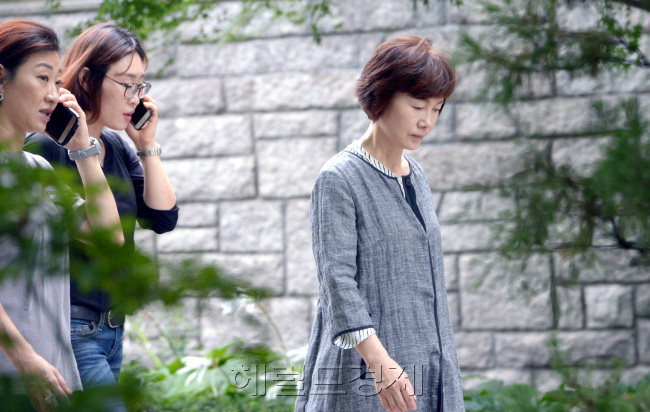 23일 최경희 이대총장이  학생과의 대화를 위해  이틀째 본관 서쪽 천막집회장을 나서고 있다. 정희조 기자/checho@heraldcorop.com