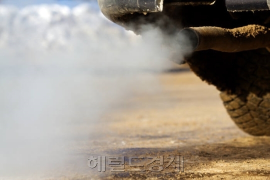 [사진설명= 차량이 내뿜고 있는 미세먼지 등 도로 오염물질]