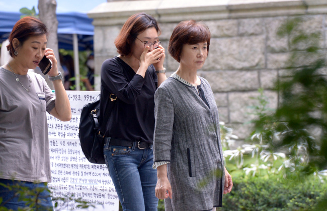 23일 최경희 이대총장이  학생과의 대화를 위해  이틀째 본관 서쪽 천막집회장을 나서고 있다. <br />정희조 기자/checho@heraldcorop.com  160823
23일 최경희 이대총장이  학생과의 대화를 위해  이틀째 본관 서쪽 천막집회장을 나서고 있다.
정희조 기자/checho@heraldcorop.com  160823