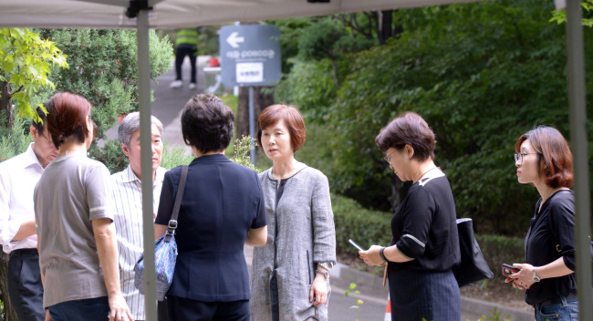 23일 최경희 이대총장이  학생과의 대화를 위해  이틀째 본관 서쪽 천막집회장을 나서고 있다. <br />정희조 기자/checho@heraldcorop.com  160823
23일 최경희 이대총장이  학생과의 대화를 위해  이틀째 본관 서쪽 천막집회장을 나서고 있다.
정희조 기자/checho@heraldcorop.com  160823