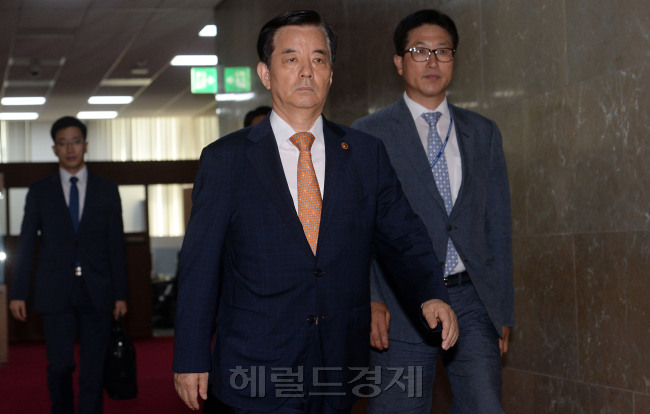 　한민구 국방부장관이 사드 배치 제3후보지 설명을 위해 22일 오후 서울 여의도 국회를 찾아 정세균 국회의장을 만나기 위해 의장실로 향하고 있다. 안훈 기자/ rosedale@heraldcorp.com
