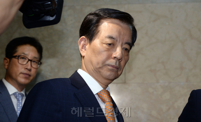 [사진설명= 한민구 국방부장관이 사드 배치 제3후보지 설명을 위해 22일 오후 서울 여의도 국회를 찾아 정세균 국회의장을 만나기 위해 의장실로 향하고 있다.  안훈 기자/rosedale@heraldcorp.com]