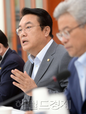 23일 오전 서울 여의도 국회에서 열린 새누리당 원내대책회의에서 정진석 원내대표가 모두발언을 하고 있다./ 안훈 기자 rosedale@heraldcorp.com
