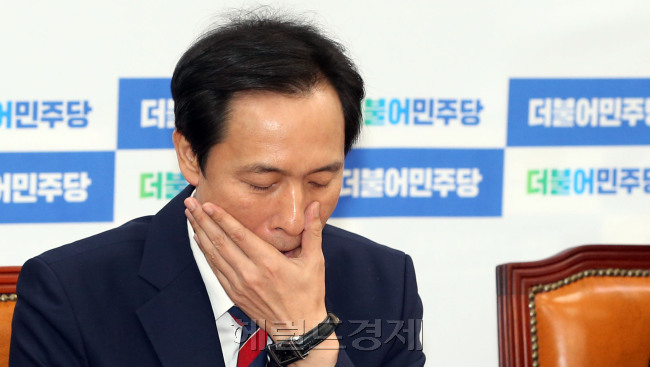 23일 오전 서울 여의도 국회에서 열린 더불어민주당 원내대책회의에  우상호 원내대표가 참석해 있다./ 안훈 기자 rosedale@heraldcorp.com