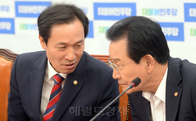 [사진설명= 23일 오전 서울 여의도 국회에서 열린 더불어민주당 원내대책회의에서 우상호(왼쪽) 원내대표가 변재일 정책위의장과 얘기를 하고 있다./ 안훈 기자 rosedale@heraldcorp.com]
