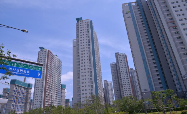 가계대출을 잡으려는 정부가 부동산시장에 대거 묶여 있는 집단대출을 관리하려고 하고 있다. 시장에서는 어떤 대책이 나오더라도 당장 타격은 없을 것으로 보고 있다. 사진은 분양권 거래가 활발하게 이뤄지는 미사강변도시.  이상섭 기자/babtong@