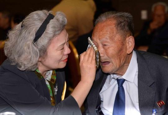 지난해 8.25합의로 성사된 남북 이산가종상봉 모습<br />[금강산=사진공동취재단]
지난해 8.25합의로 성사된 남북 이산가종상봉 모습
[금강산=사진공동취재단]