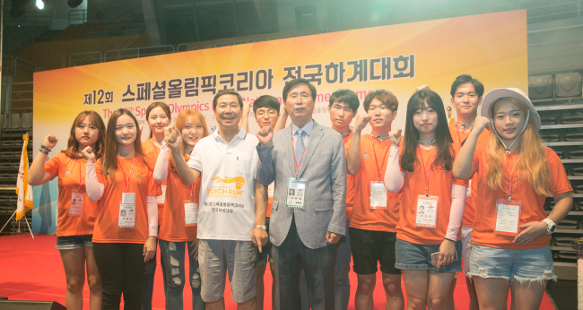 23일 서울 올림픽경기장에서 열린 제 12회 지적장애인 스페셜올림픽 대회 개막식에 고흥길 위원회장(가운데)과 배정권 OCI 부사장(왼쪽에서 네 번째), 자원봉사자로 참여한 OCI 임직원 자녀 등이 기념촬영을 하고 있다.