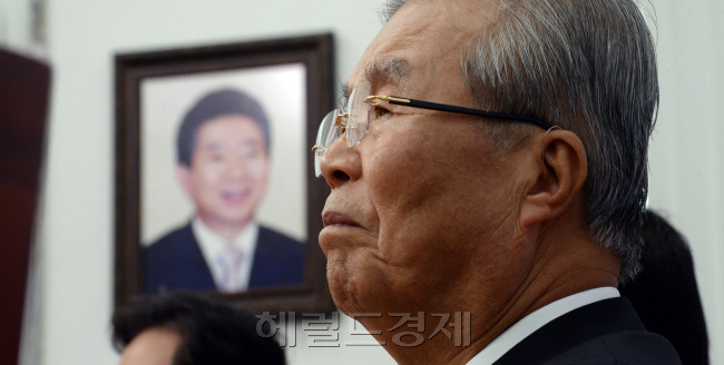 24일 오전 서울 여의도 국회에서 열린 더불어민주당 비상대책위원회의에서 김종인 비대위 대표가 생각에 잠겨 있다./ 안훈 기자 rosedale@heraldcorp.com