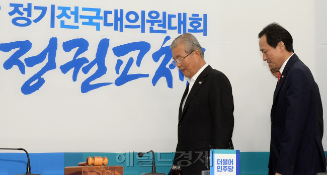 [사진설명= 24일 오전 서울 여의도 국회에서 열린 더불어민주당 비상대책위원회의에 김종인 비대위원장(왼쪽)과 우상호 원내대표가 생각에 잠긴 채 참석하고 있다. 오는 27일 물러나는 김 비대위원장은 이날 마지막으로 비대위를 주재했다.
안훈 기자/rosedale@heraldcorp.com]