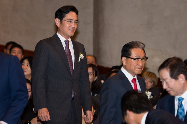 Samsung Electronics Vice Chairman Lee Jae-yong (left)
