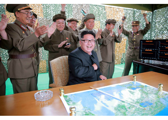지난 6월 무수단 미사일 발사 직후 성공을 축하하는 김정은 국무위원장의 모습
