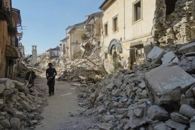 A man walks in a street in Amatrice, central Italy, where a 6.1 earthquake struck just after 3:30 a.m., Wednesday. (AP-Yonhap)