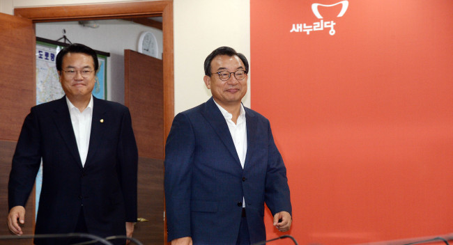 정진석 원내대표(왼쪽)와 이정현 새누리당 대표.