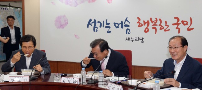 　25일 오전 서울 여의도 새누리당 당사에서 전기요금 누진제 개편과 추경 예산 집행 방안 등을 논의하기 위한 고위 당정청 회의가 열린 가운데 황교안 국무총리, 이정현 새누리당 대표, 이원종 청와대 비서실장(왼쪽부터)이 회의에 앞서 아침식사로 나온 죽을 먹고 있다. 안훈 기자/rosedale@heraldcorp.com