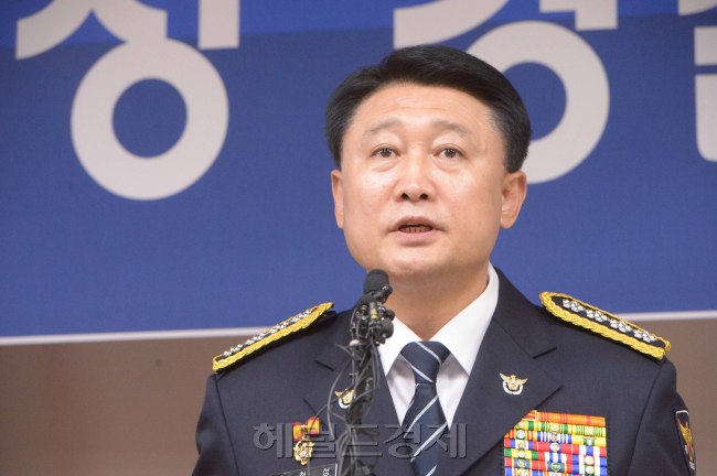 이철성 경찰청장이 지난 24일 취임식을 갖고 공식적인 임기를 시작했다. 우여곡절 끝에 취임한 그 앞에 4대 입법과제와 검경 수사권 조정 등 과제가 산적하지만 야당과의 갈등과 경찰 안팎의 비판 등 걸림돌도 만만치 않다. 취임사를 하고 있는 이철성 신임 경찰청장. 정희조 기자/checho@heraldcorp.com