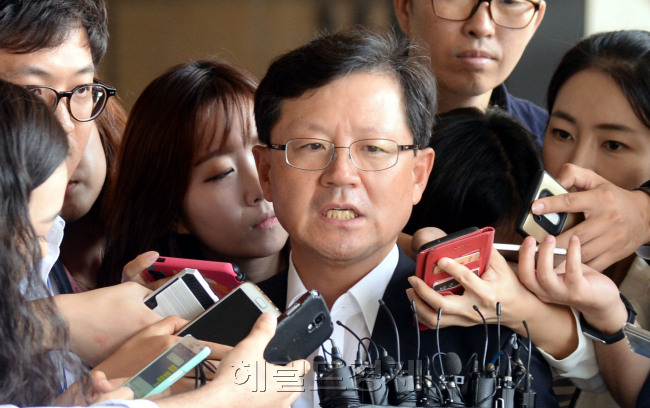 윤갑근(가운데) 특별수사팀장이 지난 24일 오전 서울 서초동 서울중앙지방검찰청으로 첫 출근하며 기자들의 질문공세를 받고 있다. 박현구 기자/ phko@heraldcorp.com
