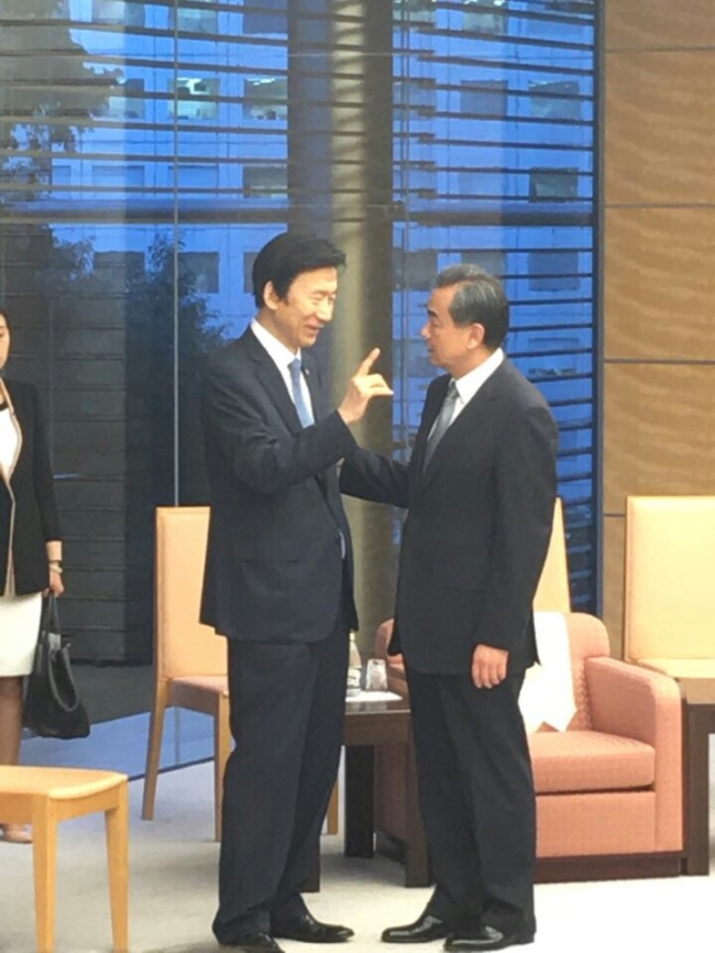 지난 24일 일본 도쿄에서 열린 한중일 외교장관회의에서 윤병세 외교부 장관과 왕이 중국 외교부장이 대화를 나누고 있다.<br />[사진=외교부 제공]
지난 24일 일본 도쿄에서 열린 한중일 외교장관회의에서 윤병세 외교부 장관과 왕이 중국 외교부장이 대화를 나누고 있다.
[사진=외교부 제공]