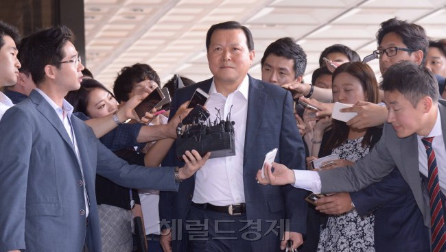 신동빈(61) 회장의 최측근으로 꼽히는 황각규(61) 롯데그룹 정책본부 운영실장(사장)이 25일 오전 9시30분 피의자 신분으로 검찰에 출석했다.   정희조 기자/checho@heraldcorp.com
