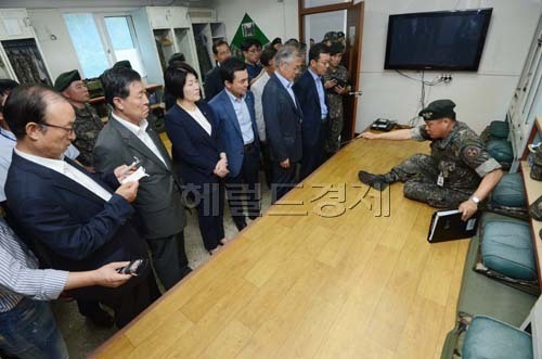 지난 2014년 8월 국회 국방위원회 소속 위원들이 ‘윤 일병 사망사건’이 발생한 경기도 연천 28사단 977포병대대 의무 생활관을 찾아 현장 조사를 벌이는 모습
