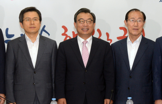 Prime Minister Hwang Kyo-ahn (from left), Saenuri Party leader Rep. Lee Jung-hyun and presidential chief of staff Lee Won-jong pose for photographs ahead of their trilateral meeting at the party’s headquarters in Seoul on Thursday. Ahn Hoon/The Investor
