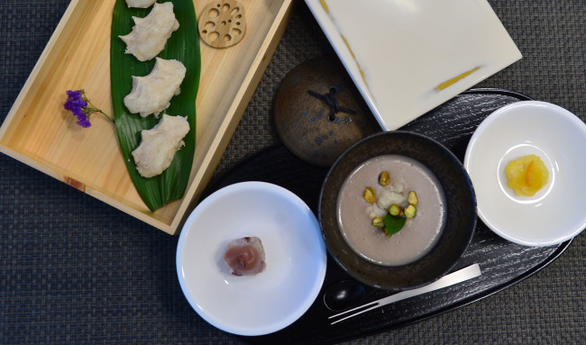 Atelier DoSuHyang’s North Korean-style “injeolmi” (far left) and rose and “yuja yaksik” and “patjuk” made from "geopi-pat" (Photo credit: Yoon Byung-chan/The Korea Herald)