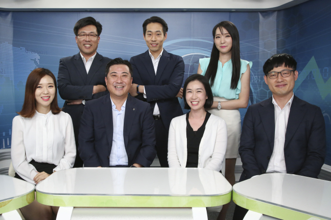 NH투자증권은 온라인 고객 전용 서비스인 QV클럽을 운영하여 문자메시지, 카카오톡 1:1상담 등을 통해 전문가들이 선별한 투자 정보를 제공하고 있다. QV클럽 컨설턴트들의 모습.