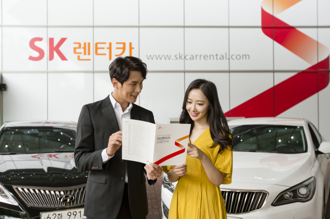 SK네트웍스의 렌터카 사업 브랜드 SK렌터카가 최근 홈쇼핑 방송에서 3만 건에 이르는 상담콜을 받으며 뜨거운 관심을 받았다고 26일 밝혔다. SK렌터카는 지난 21일 서울 광진구 워커힐호텔 애스톤하우스에서 SK개인장기렌터카 판매 특별전을 열었다. 이는 2011년 홈쇼핑 방송을 개시한 SK렌터카가 이달 초 누적 상담고객 100만명을 돌파함에 따라 현대홈쇼핑과 함께 총 2부 특별전으로 준비한 판매행사다. 이날 SK렌터카는 워커힐호텔의 야경과 한강을 배경으로 아반떼를 비롯한 5종의 차량들을 전시했고, 회당 평균 1만4460건의 상담콜을 기록했다고 설명했다.  배두헌 기자/badhoney@heraldcorp.com