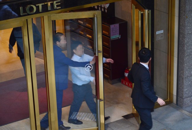 롯데 비리 수사로 검찰 출석을 앞두고 있던 롯데그룹 2인자 이인원 롯데그룹 부회장의 자살 소식이 알려진 가운데 26일 오전  서울 중구 롯데그룹에 직원들이 그룹 입구를 지나고 있다. 이상섭 기자/babtong@heraldcorp.com