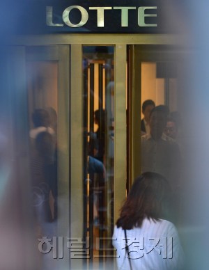 26일 신동빈 롯데그룹 회장의 최측근인 이인원 롯데그룹 부회장의 자살 소식이 알려지면서 그룹은 충격에 휩싸인 분위기가 역력하다. [사진=이상섭 기자/babtong@heraldcorp.com]