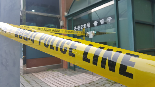 [사진설명= 검찰조사를 앞둔 이 부회장은 26일 아침 7시께 경기 양평군의 한 산책로에서 목을 매 숨진 채 산책객에 의해 발견됐다. 이 부회장의 시신이 옮겨진 양평군 내 한 장례식장. 양평=구민정 기자/korean.gu.@heraldcorp.com]