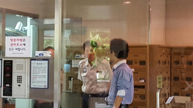 [사진설명= 숨진 롯데그룹의 이인원 부회장은 부인의 종양적제 수술 이후 서울 용산구 자택에서 혼자 지냈던 것으로 확인됐다. 경찰은 이 부회장이 집을 나선 시각을 확인하기 위해 CCTV 영상을 관리사무소측으로부터 받아 분석에 들어갔다. 유오상 기자/osyoo@heraldcorp.com]
