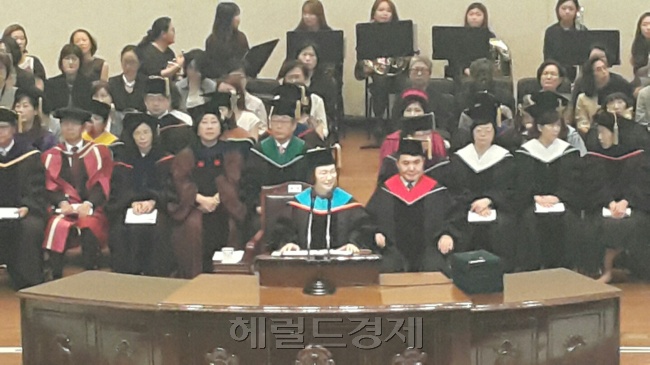 26일 오전 서울 서대문구 교내 대강당에서 열린 이화여대 졸업식. 최경희(가운데) 총장이 축사를 읽고 있다. [신동윤 기자/realbighead@heraldcorp.com]