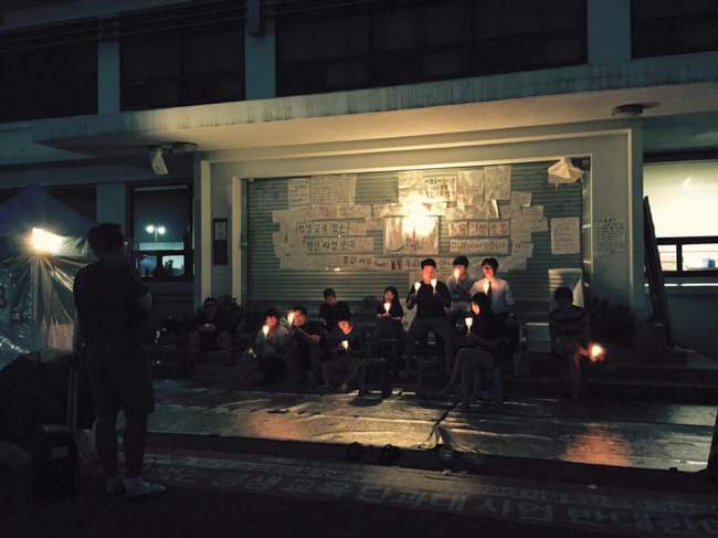 내달 1일 개강을 앞둔 서울 중구 동국대 서울캠퍼스는 평생교육 단과대학 사업에 반대하는 총학생회가 20일 가까이 교내 본관 앞에서 농성 중이다. 사진은 지난 23일 촛불문화제를 진행 중인 동국대 총학생회. [출처=동국대 총학생회 페이스북]