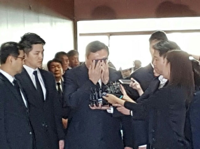 27일 오전 서울아산병원에 마련된 고(故) 이인원 부회장의 빈소를 찾은 신동빈 회장은 심경, 마지막 만남에 대해 묻는 취재진의 질문에 눈물을 보이며 묵묵부답으로 자리를 떠났다.