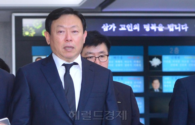 27일 오전 故 이인원 롯데그룹 부회장의 빈소가 마련된 서울 풍납동 서울아산병원에 신동빈 롯데그룹 회장이 조문을 마친 후 빈소를 나오고 있다. 사진=이상섭 기자/babtong@heraldcorp.com