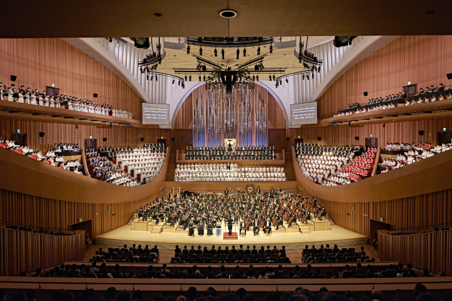 Eight soloists and 19 choir groups perform Gustav Mahler’s “Symphony of a Thousand” under conductor Lim Hun-joung at Lotte Concert Hall in Seoul on Thursday. (Lotte Concert Hall)