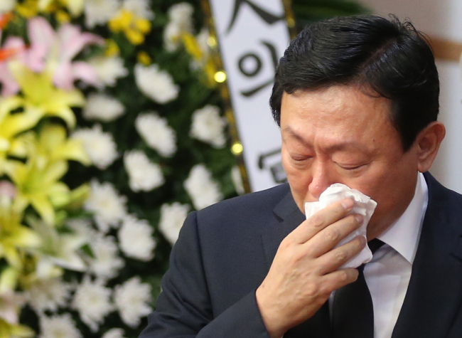 Lotte Group Chairman Shin Dong-bin sheds tears during his tribute to the group's No. 2 man Lee In-won, who took his own life on Friday, at Hyundai Asan Medical Center in southeastern Seoul on Saturday. (Yonhap)