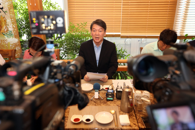The People's Party's former co-chief Rep. Ahn Cheol-soo speaks during a press conference in Gwangju on Sunday. (Yonhap)