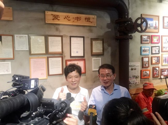 장청량(왼쪽) 공익국수집 사장과 민병철 선플재단 이사장이 국수를 나눠주기 전 인터뷰를 하고 있다.